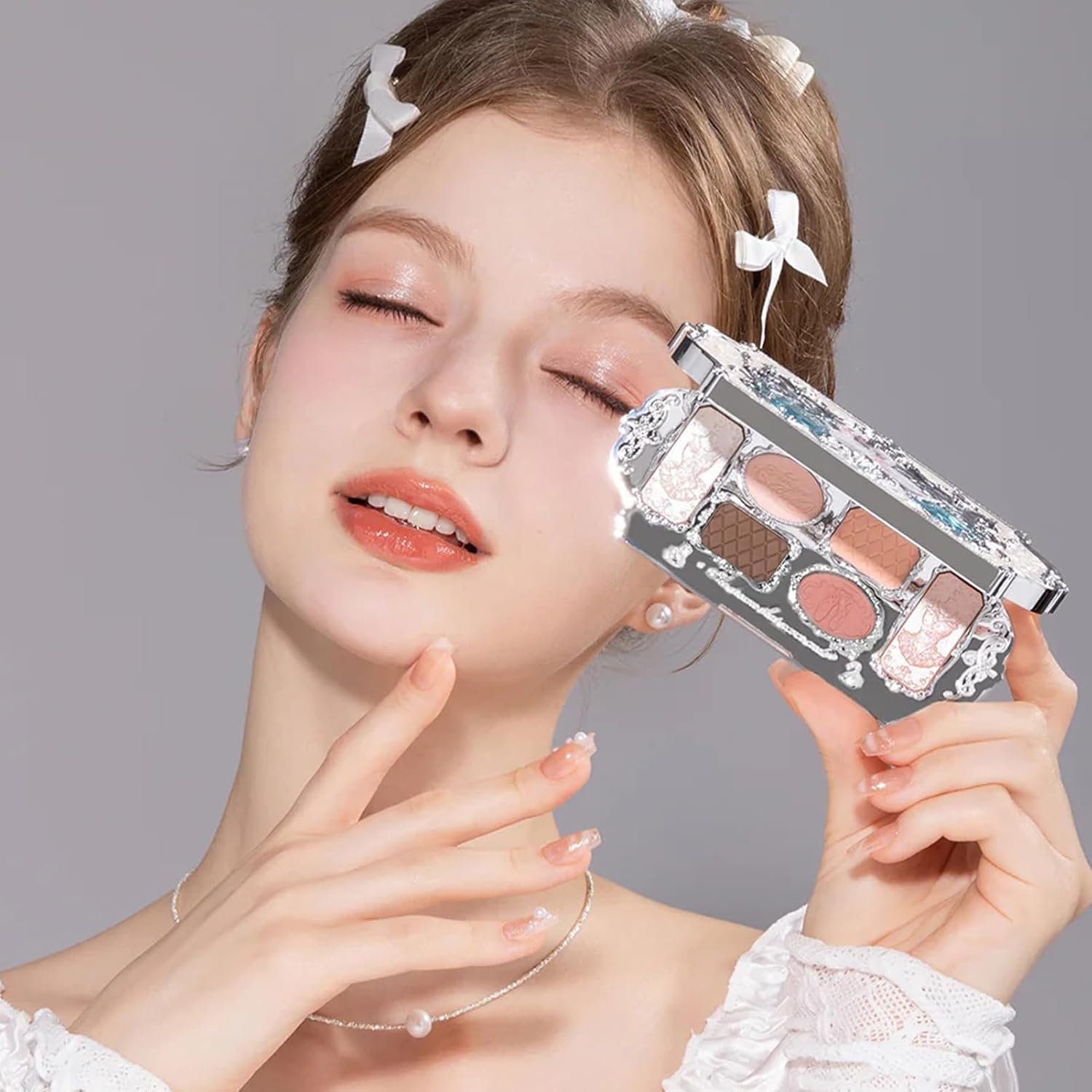 SET DE MAQUILLAJE FLOWER KNOWS SWAN BALLET 5 PIEZAS CON LABIAL SHINE B03, RUBOR EN POLVO 05, PALETA DE SOMBRAS 01, BOLSO DE LONA - 5