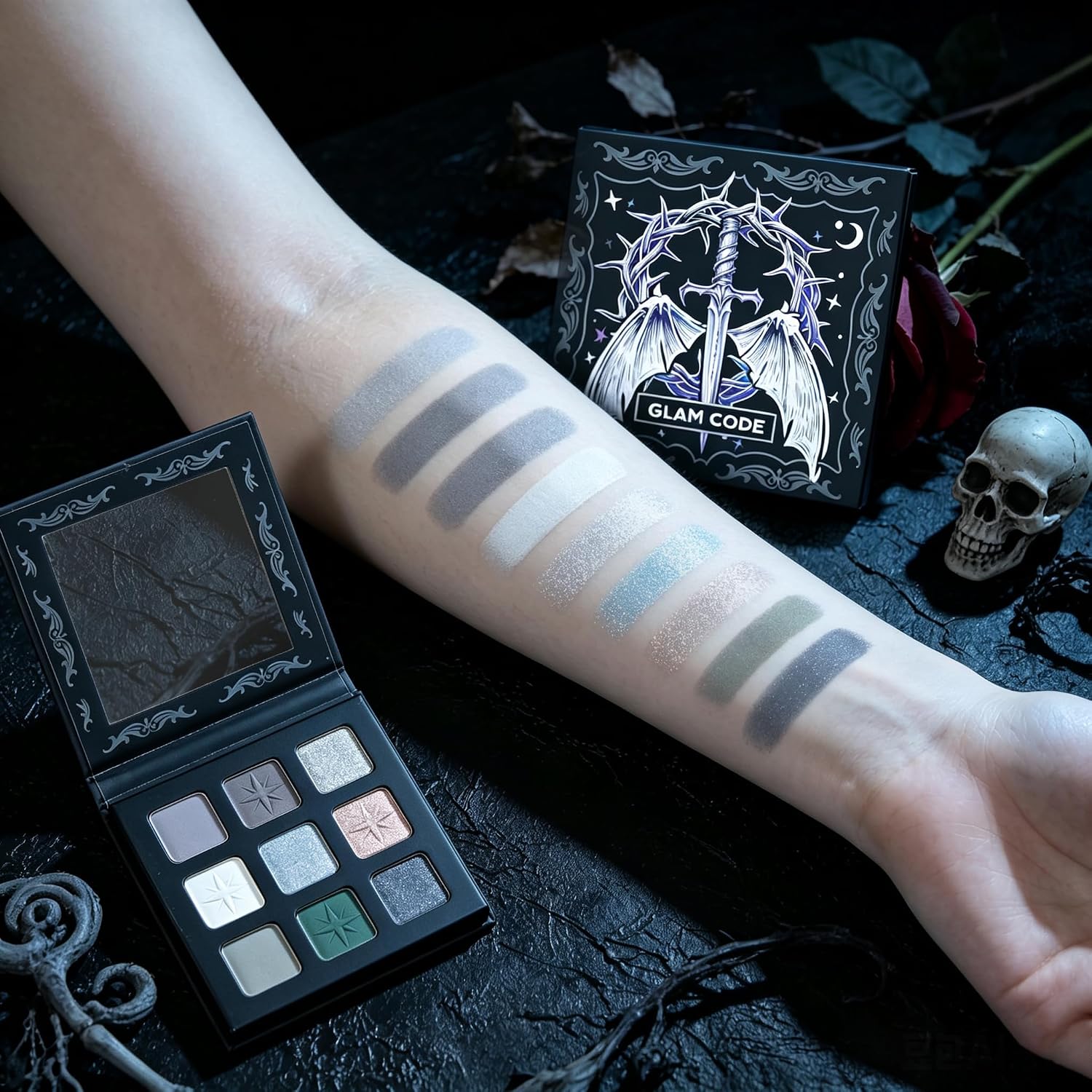 SET DE MAQUILLAJE GLAM CODE GOTH CON SOMBRA GRIS, DELINEADOR, PESTAÑAS POSTIZAS - 3