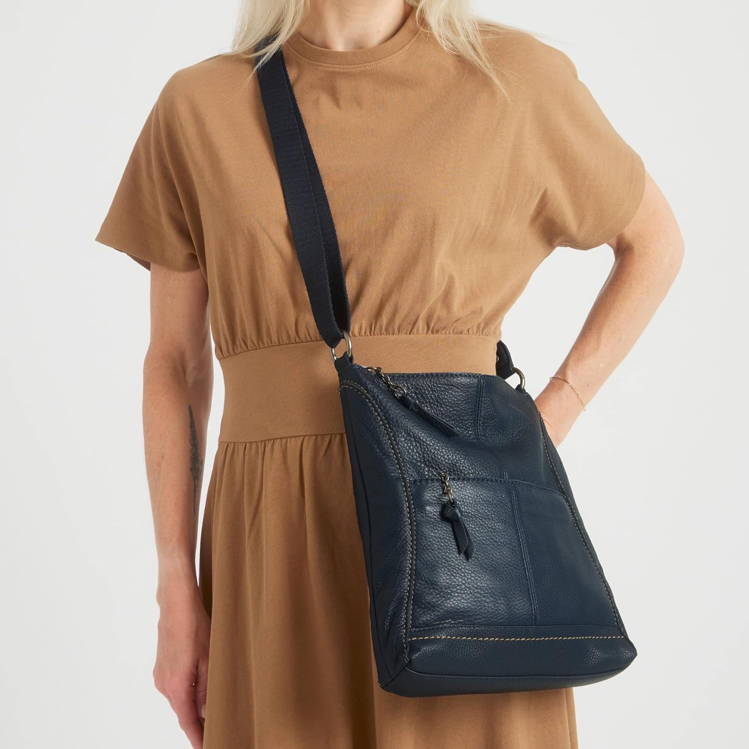 BOLSO CRUZADO THE SAK LUCIA DE CUERO CON CIERRE Y CORREA AJUSTABLE - 2