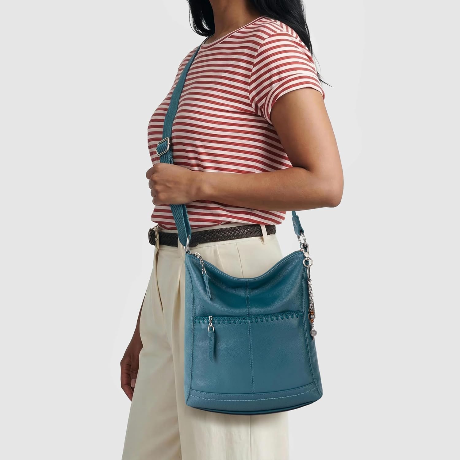 BOLSO CRUZADO THE SAK LUCIA DE CUERO CON CIERRE Y CORREA AJUSTABLE - 2
