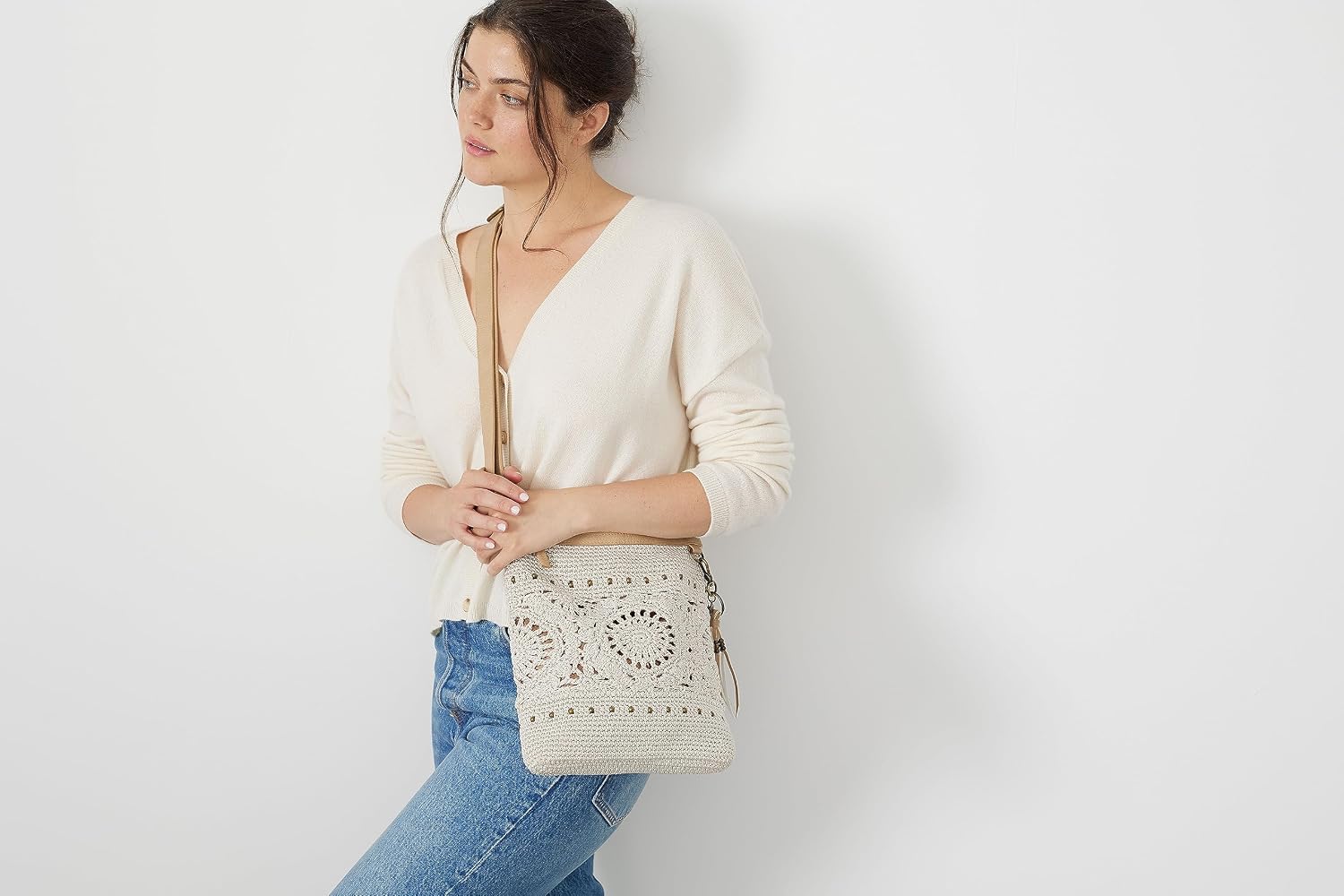 BOLSO CRUZADO THE SAK LUCIA CROCHET CON CIERRE Y CORREA AJUSTABLE - 2
