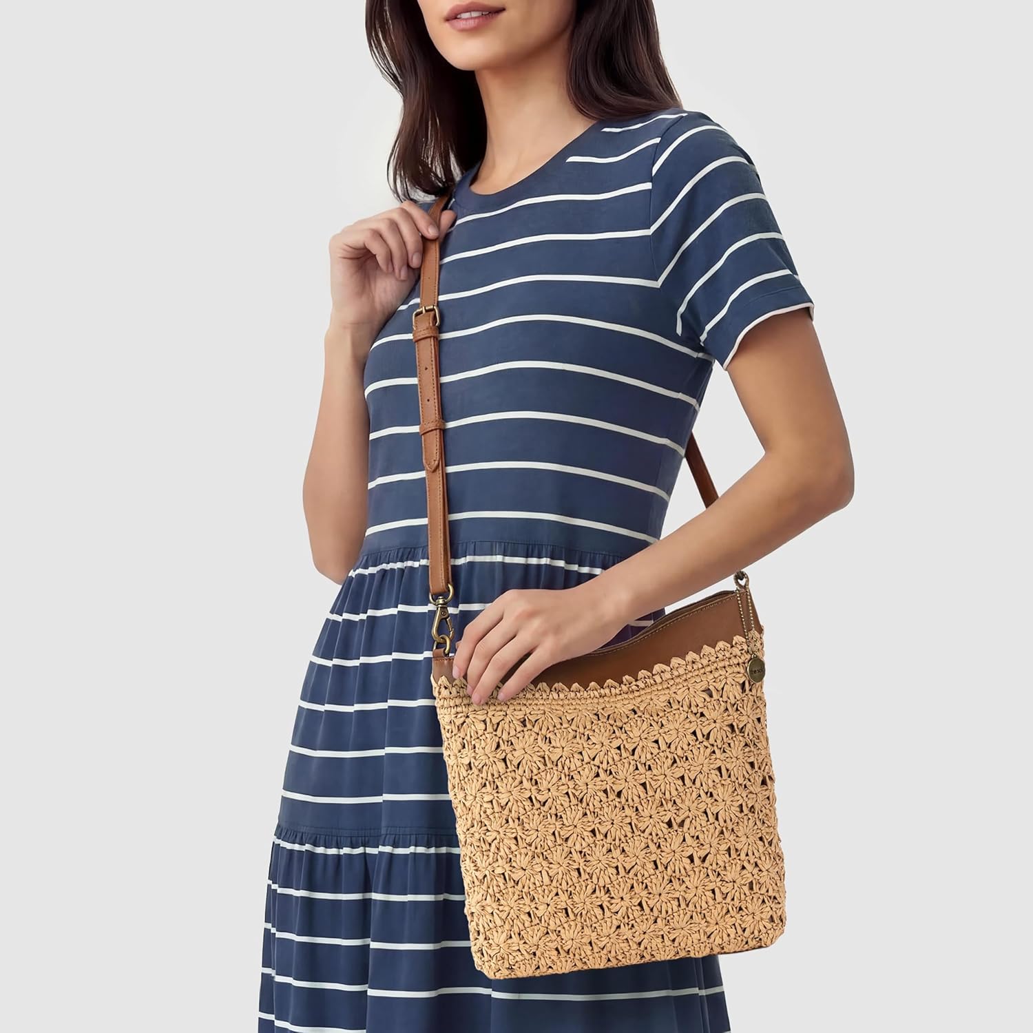 BOLSO CRUZADO THE SAK LUCIA CROCHET CON CIERRE Y CORREA AJUSTABLE - 2