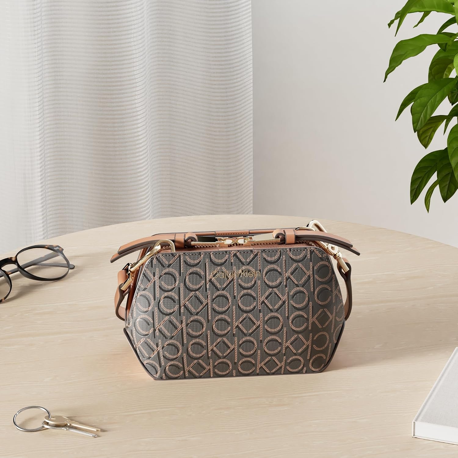 BOLSO CRUZADO CALVIN KLEIN LUCY CON TRIPLE COMPARTIMENTO PARA MUJER - 4