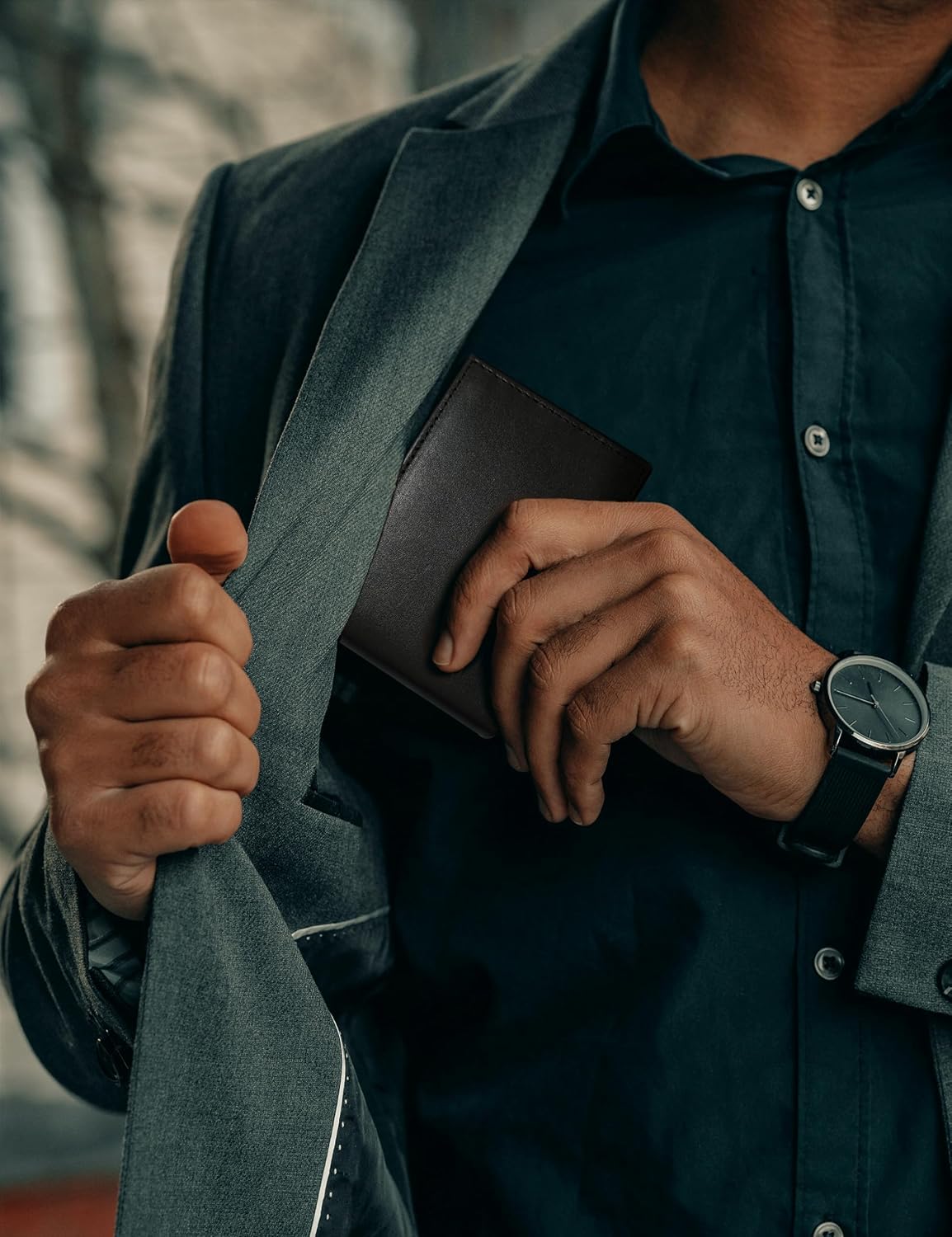 BILLETERA PARA HOMBRE SEROVI DE CUERO GENUINO BIFOLD CON BLOQUEO RFID Y 14 RANURAS PARA TARJETAS - 5