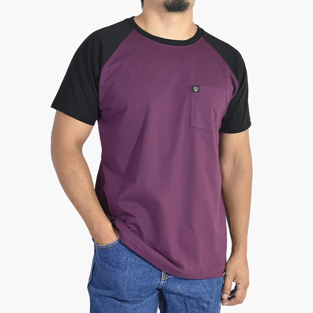 POLO RANGLAN DE ALGODÓN CON BOLSILLO YONISTERS CLOTHING MORADO - 2