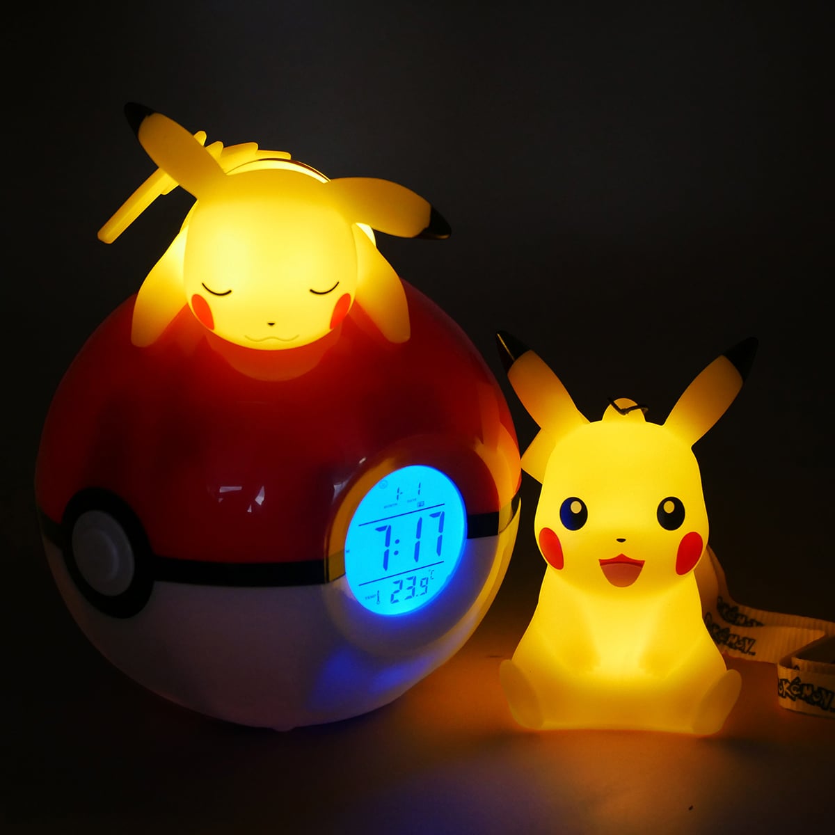 LUZ PORTATIL CON RELOJ DESPERTADOR DE PIKACHU SOBRE POKEBOLA TEKNOFUN - 3