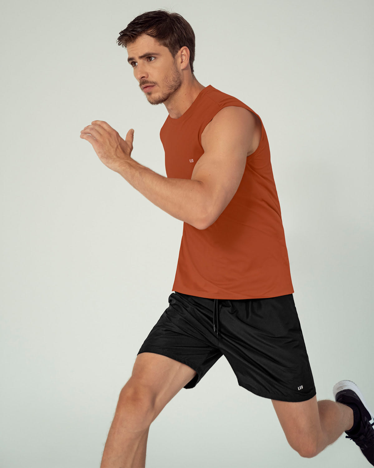 SHORT DEPORTIVO CON ANTIFLUIDOS Y BOLSILLOS FUNCIONALES - 6