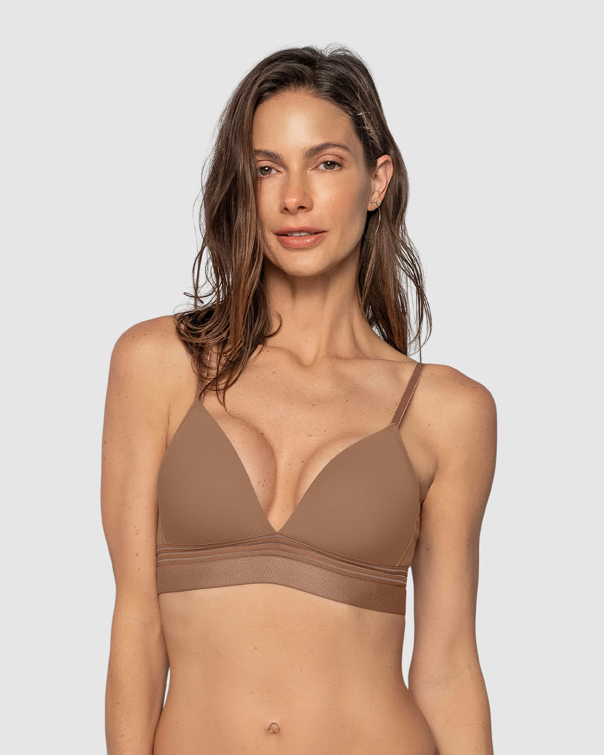 BRASIER TRIANGULAR DE REALCE SUAVE CON ESCOTE PROFUNDO - 1