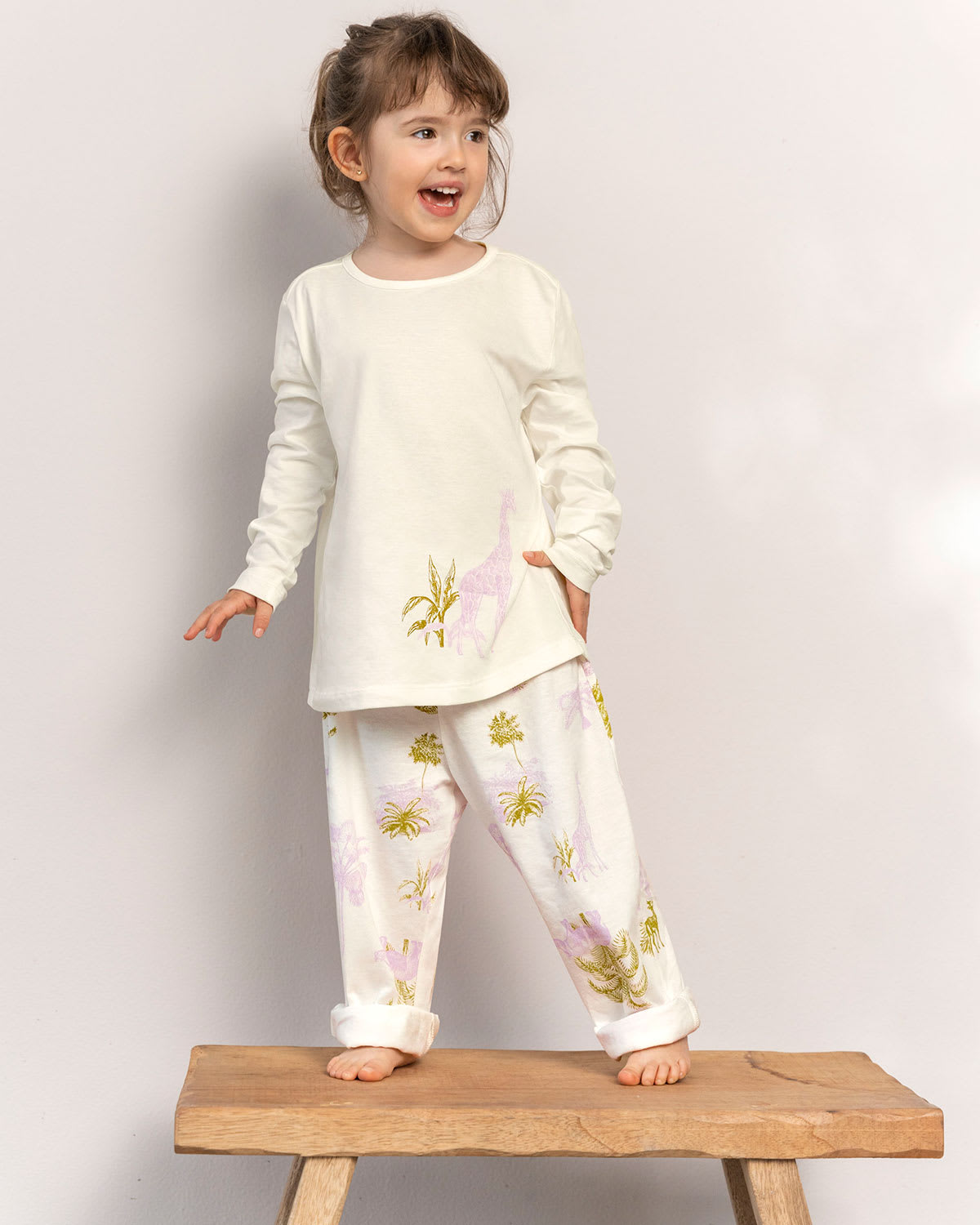 CONJUNTO PIJAMA PARA NIÑA CON CAMISETA Y PANTALÓN LARGO - 1