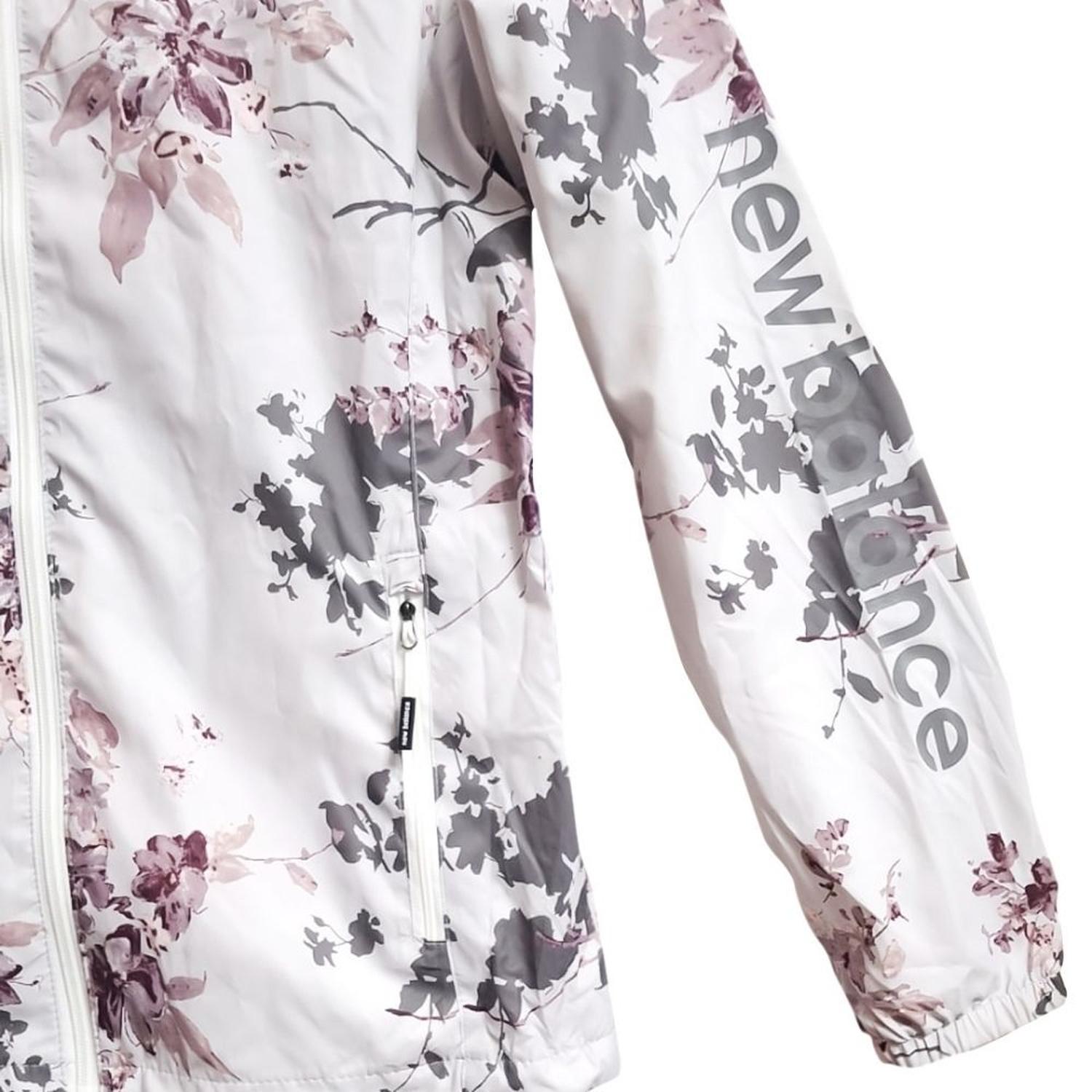 CASACA CORTAVIENTO CON CAPUCHA PARA MUJER NEW BALANCE FLORES - 2