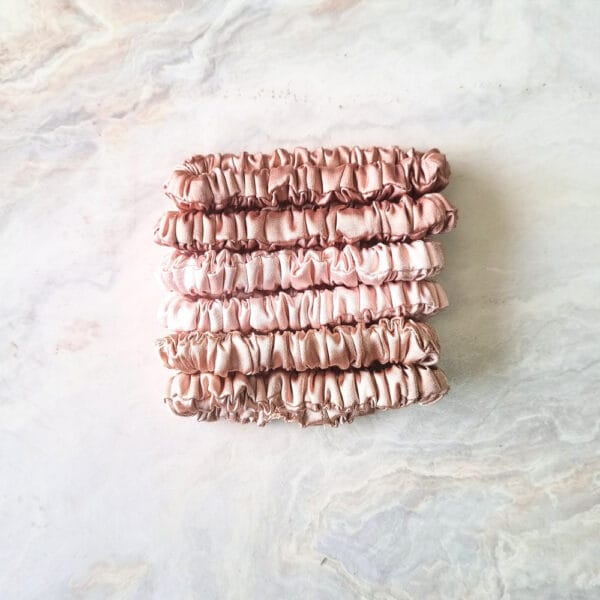MINI SCRUNCHIES DE SATÍN - PACK DE 06 UNIDADES CON ESTUCHE NUDE - 1
