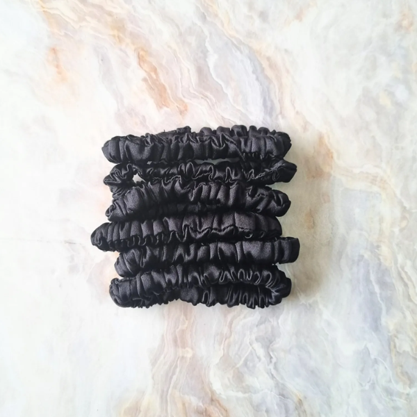 MINI SCRUNCHIES DE SATÍN - PACK DE 06 UNIDADES CON ESTUCHE NEGRO - 1