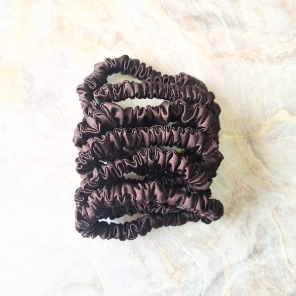 MINI SCRUNCHIES DE SATÍN - PACK DE 06 UNIDADES CON ESTUCHE MOCCA - 1