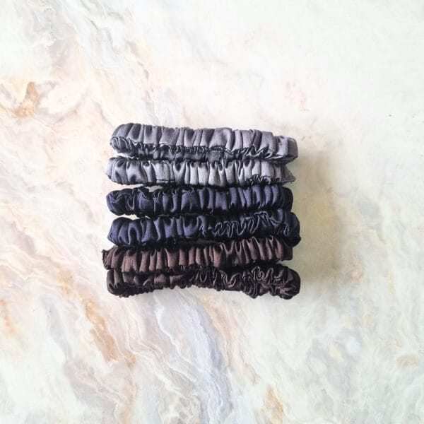 MINI SCRUNCHIES DE SATÍN - PACK DE 06 UNIDADES CON ESTUCHE NEUTRAL - 1