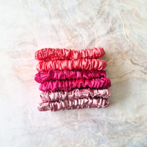 MINI SCRUNCHIES DE SATÍN - PACK DE 06 UNIDADES CON ESTUCHE PINK - 1