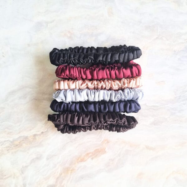 MINI SCRUNCHIES DE SATÍN - PACK DE 06 UNIDADES CON ESTUCHE CLASSIC - 1