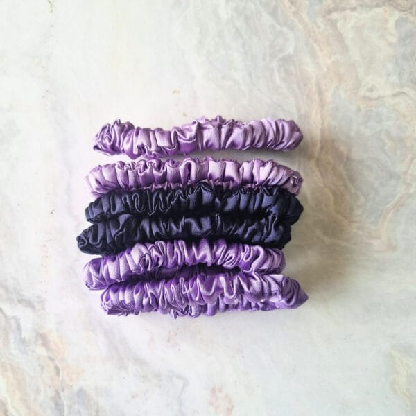 MINI SCRUNCHIES DE SATÍN - PACK DE 06 UNIDADES CON ESTUCHE LILA - 1