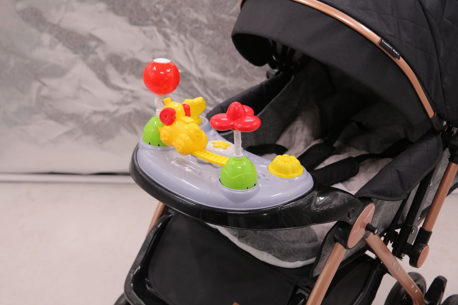 COCHE PARA BEBE CON BANDEJA MUSICAL ACOLCHADO NEGRO - 2