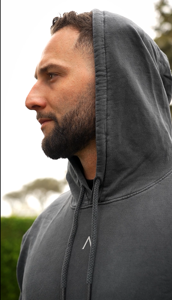 POLERA DEPORTIVA HOMBRE ESSENTIAL HOODIE GRIS - 3