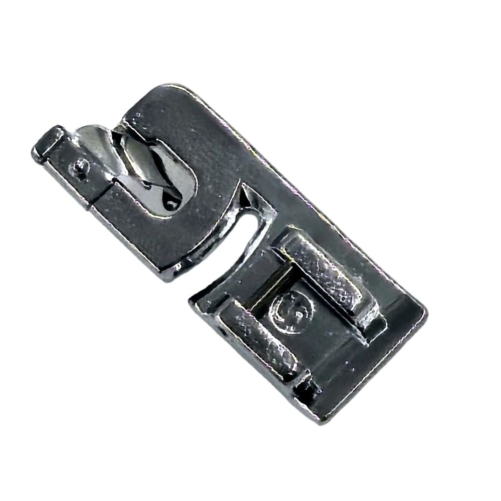PRENSATELA PARA DOBLADILLO ENROLLADO SINGER N-2500260.06EN- DE 1/8 EN TELAS DE PESO LIGERO A MEDIANO- COLOR DE METAL. - 1