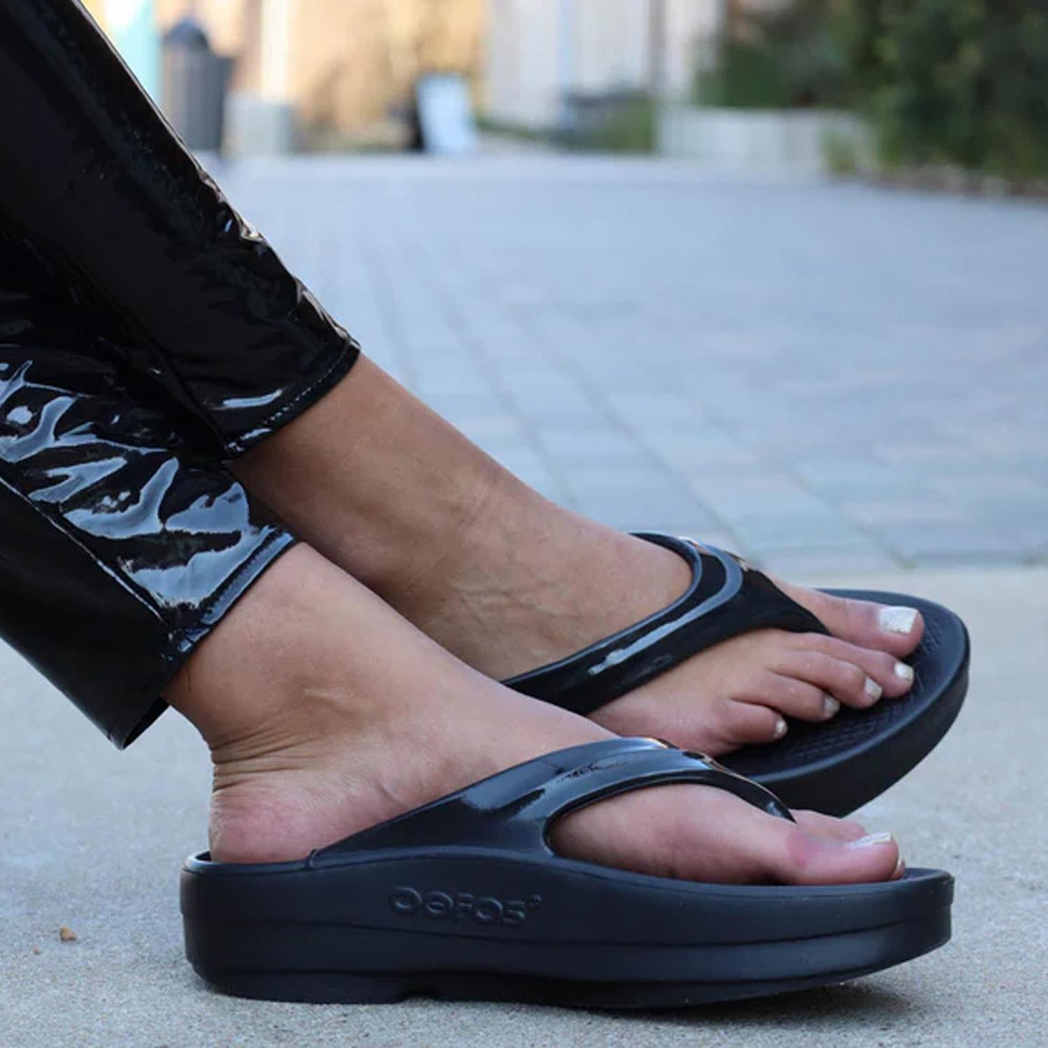 SANDALIAS OOFOS OOMEGA THONG MUJER - 3