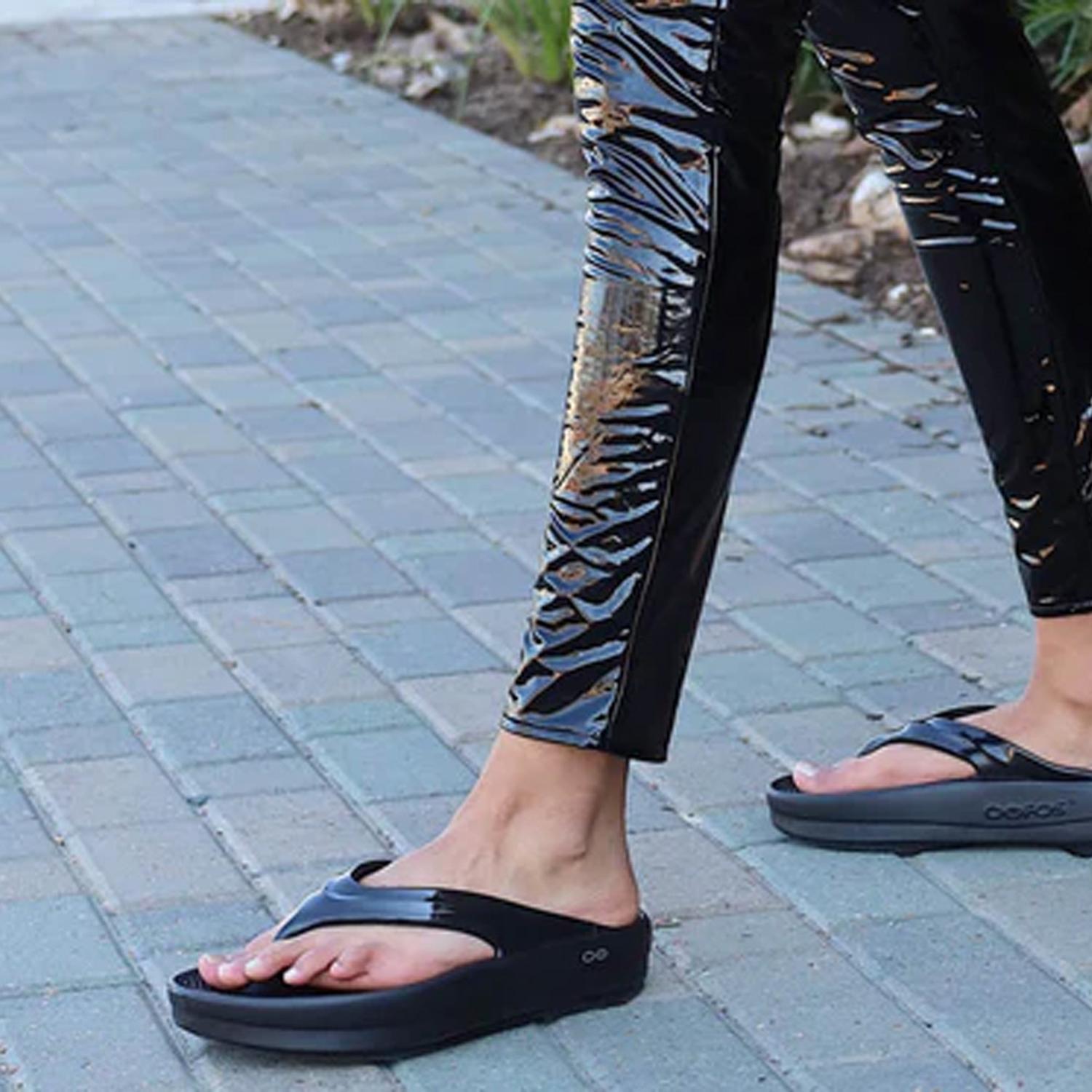 SANDALIAS OOFOS OOMEGA THONG MUJER - 4
