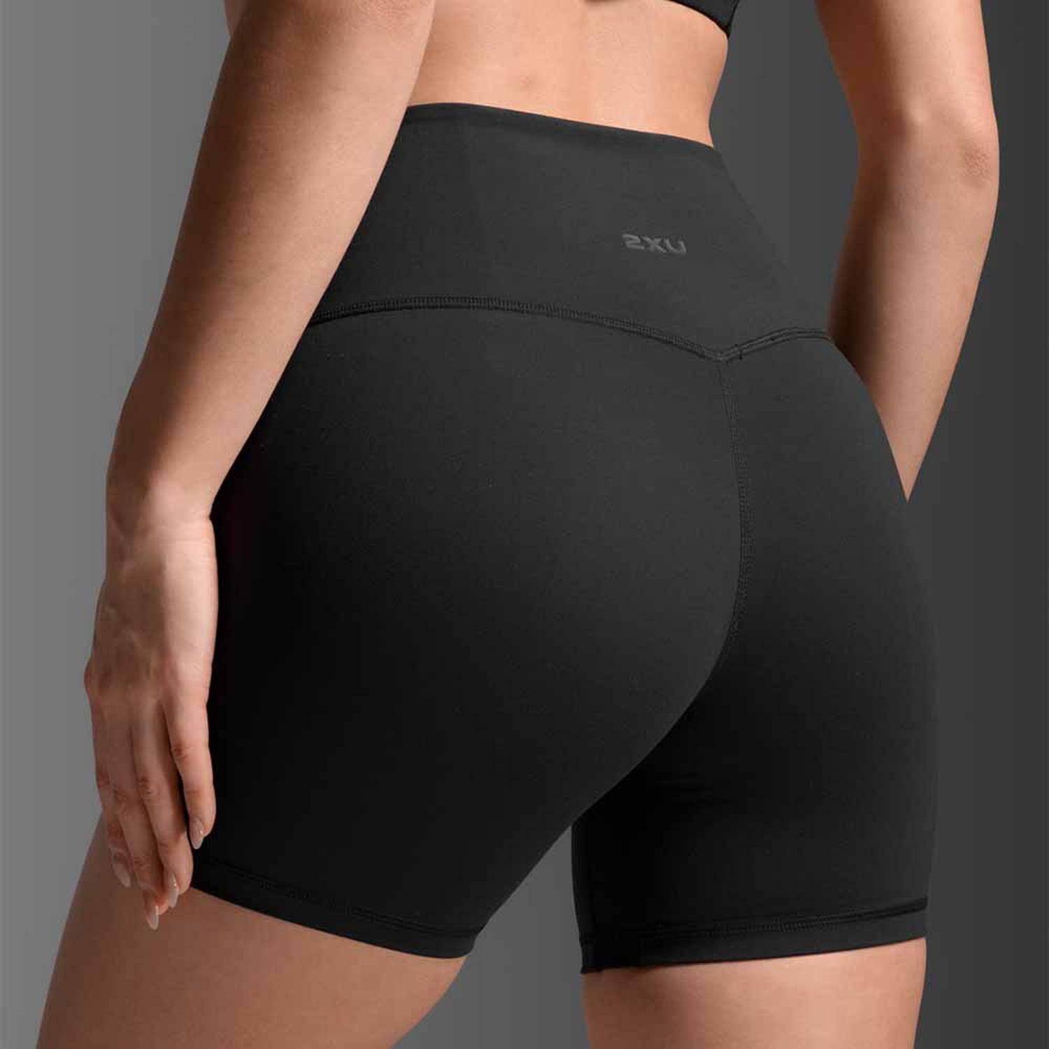 SHORT 2XU FLUID HI-RISE 5 INCH SHORTS MUJER - 4