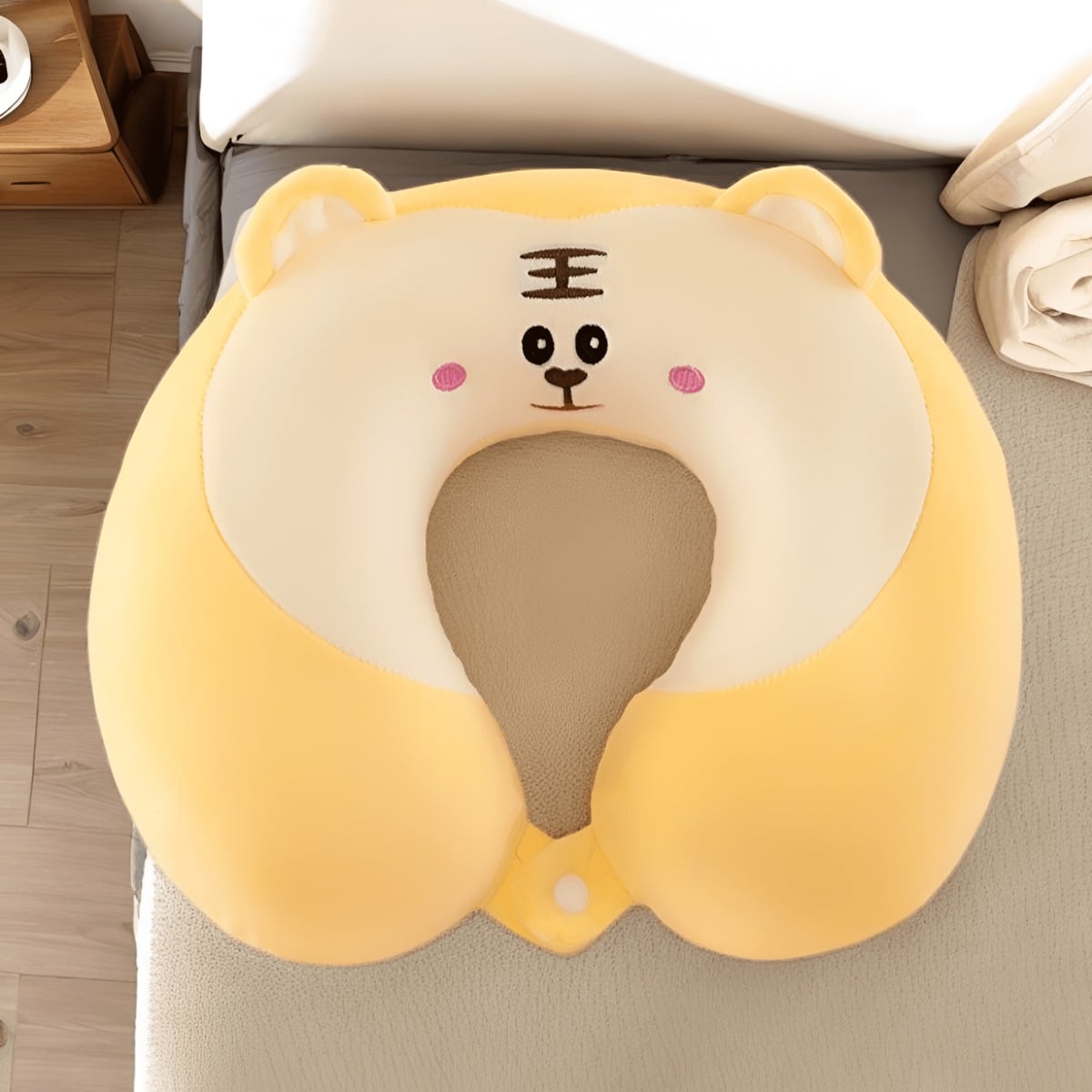 COJÍN CERVICAL PARA VIAJE MODELO KAWAII AMARILLO. - 2