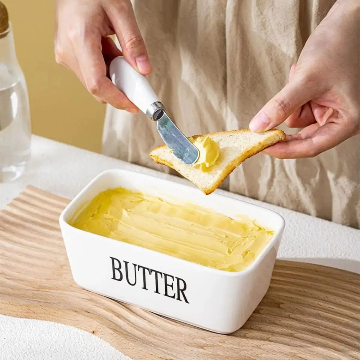 MANTEQUILLERA DE CERÁMICA CON TAPA DE BAMBÚ Y CUCHILLO BLANCO - 2