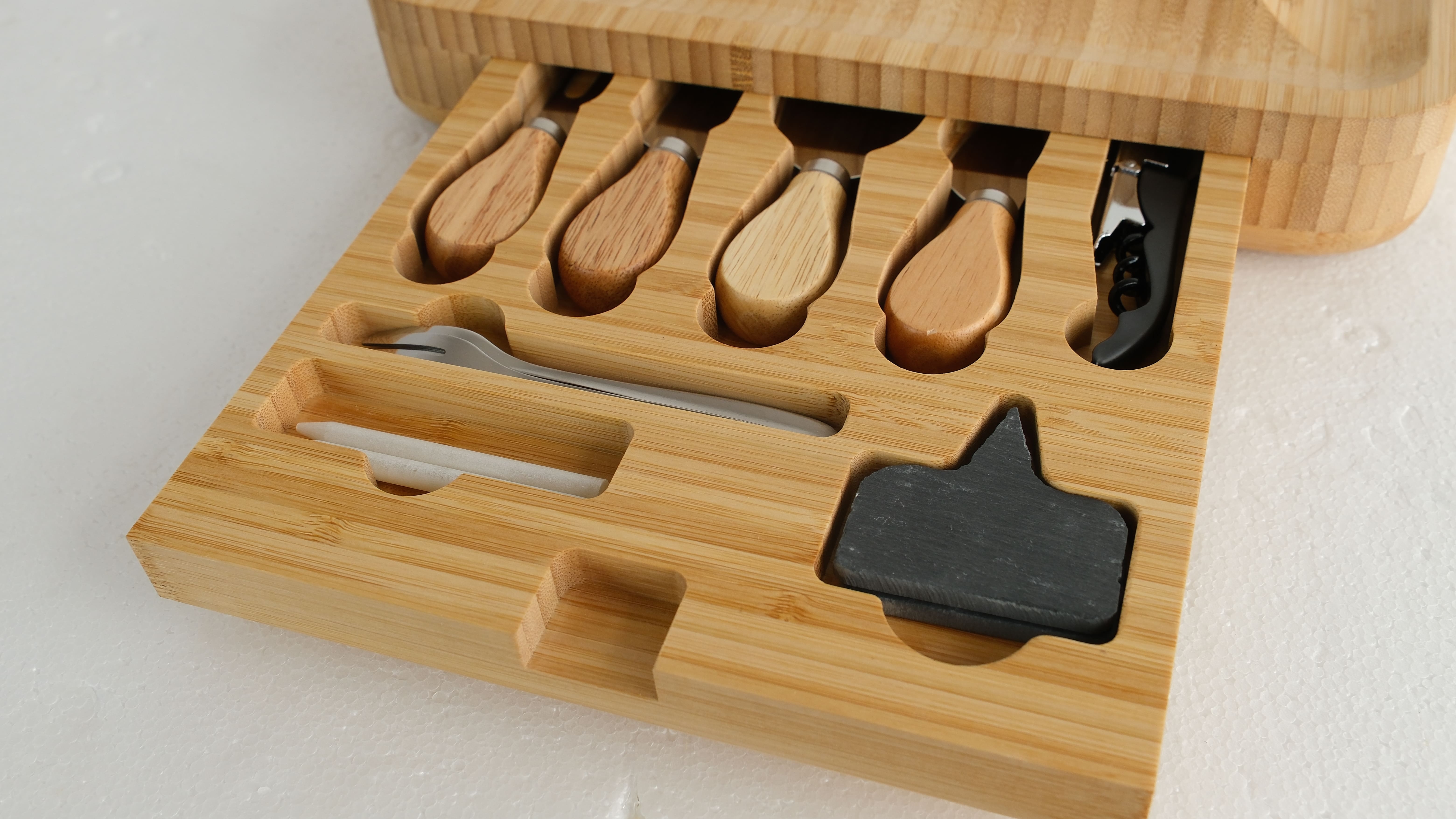 TABLA PARA QUESOS EXTENDIBLE DE BAMBÚ CON CUCHILLOS DE ACERO CON MANGO DE MADERA - 10