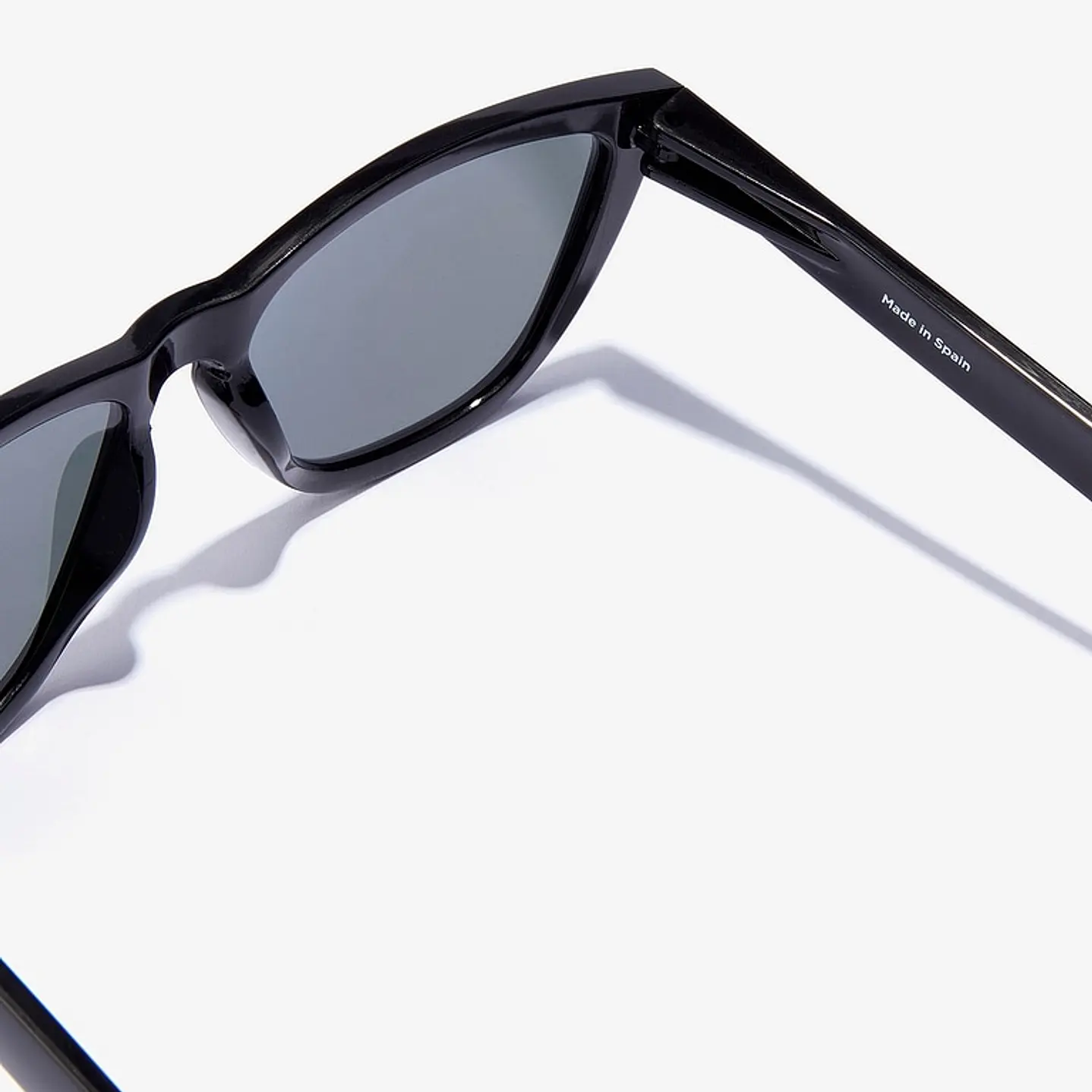 LENTES DE SOL HAWKERS ONE RAW HONR21QLT0 NEGRO BRILLOSO AZUL ESPEJADO TALLA 54MM - NEZMUN.PE - 7