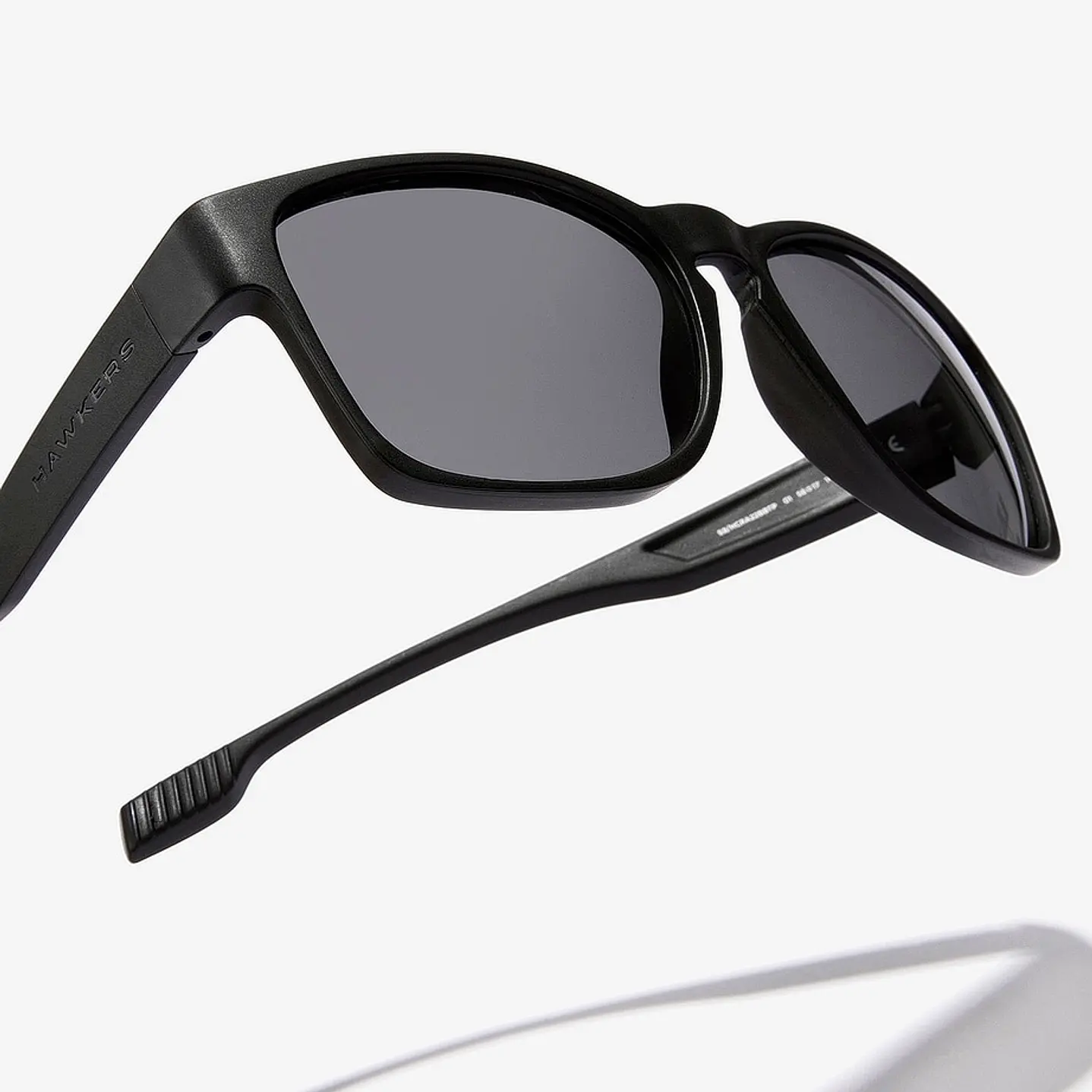 LENTES DE SOL POLARIZADO HAWKERS CORE RAW BLACK HCRA22BBTP - TALLA 56MM - NEZMUN.PE - 7