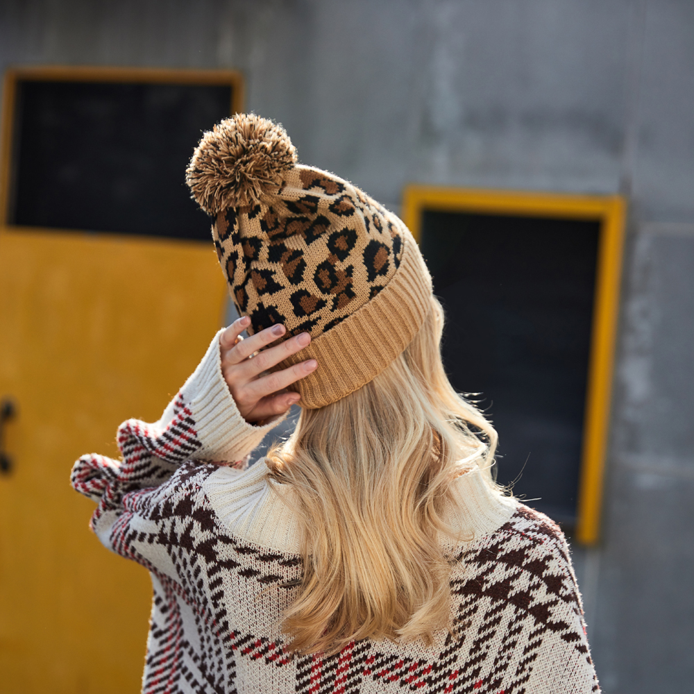 BEANIE LEOPARD PRINT CON POMPÓN PARA MUJER | BEIGE - 3