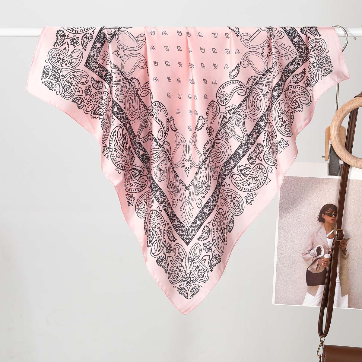 PAÑOLETA BANDANA PAÑUELO LUCIENNE ROSADO DE 70X70 CM - 2