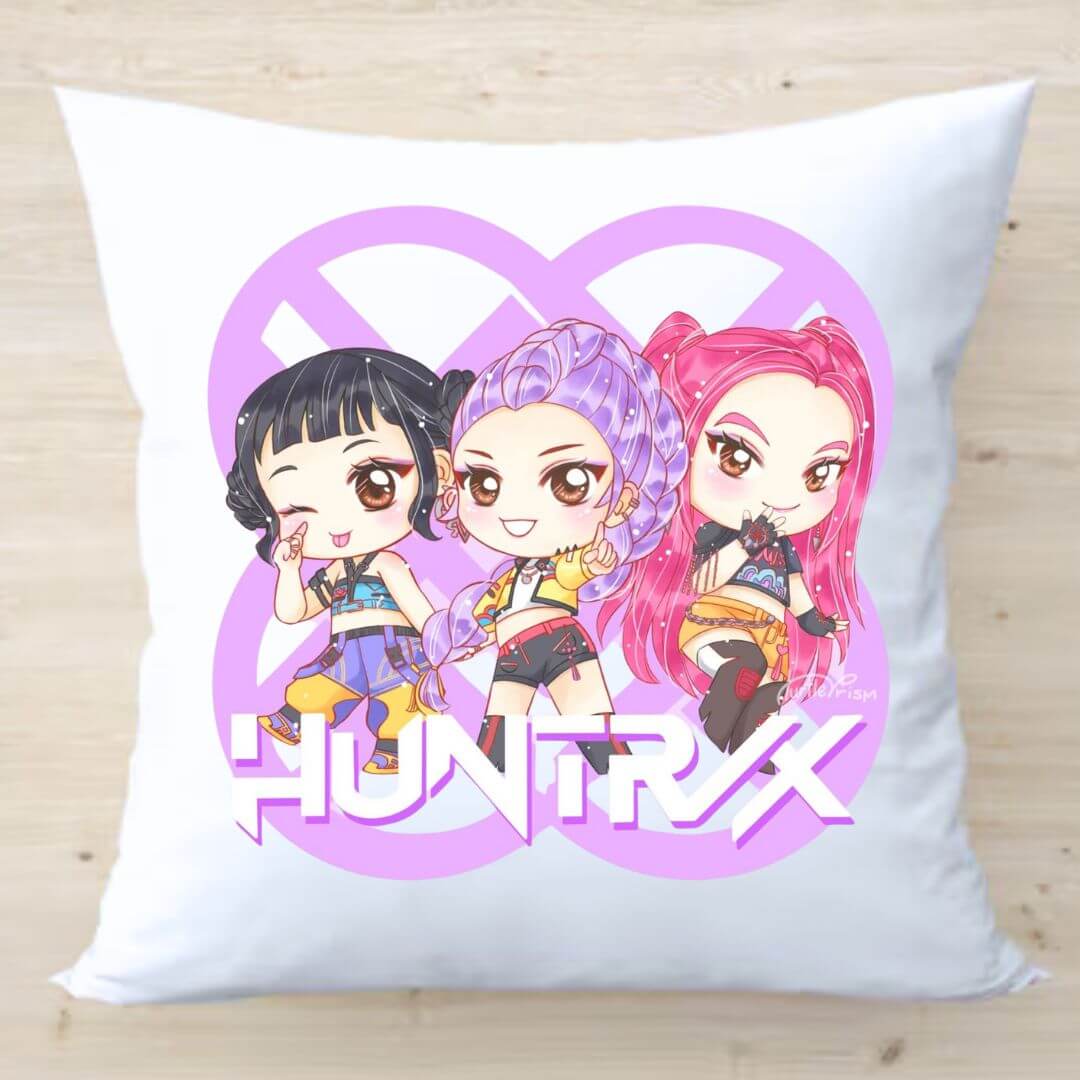 ALMOHADA COJIN GUERRERAS KPOP HUNTRIX DEMON HUNTERS PELUCHE - MIDE 40X40 CMS - 1