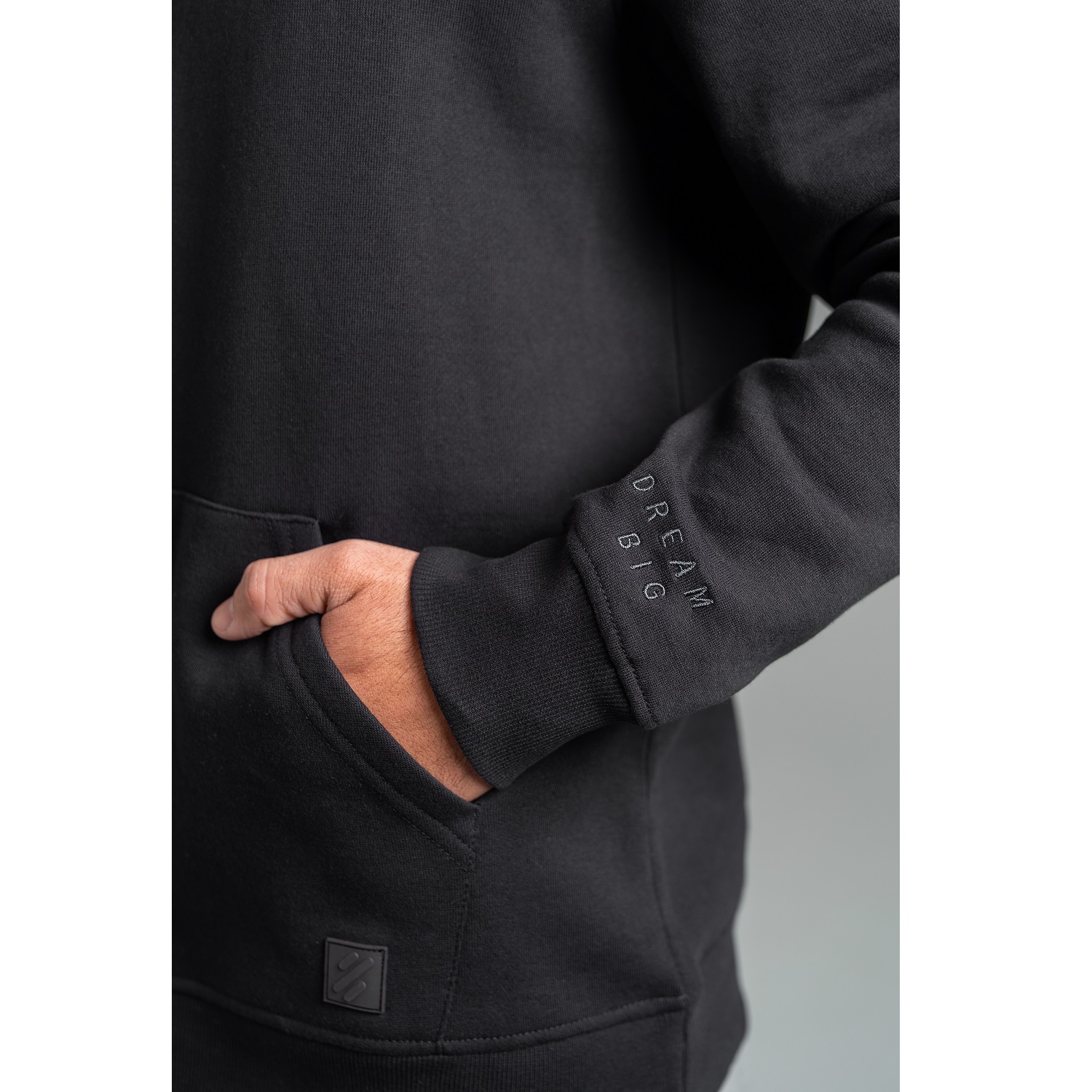 POLERA TODA ACTIVIDAD HOMBRE ULTIMATE FITNESS BLACK CON CAPUCHA - 4