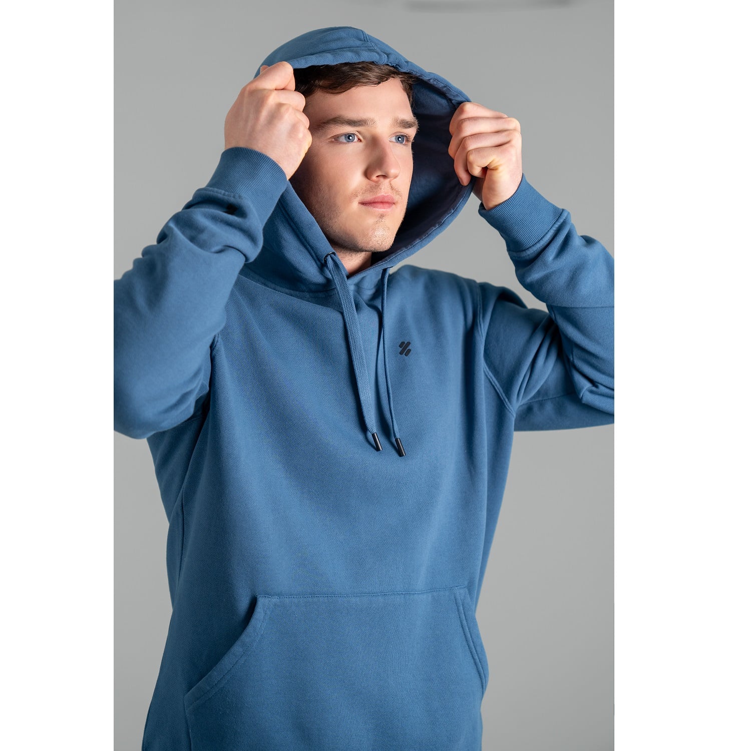 POLERA TODA ACTIVIDAD HOMBRE ULTIMATE FITNESS OIL BLUE CON CAPUCHA - 2