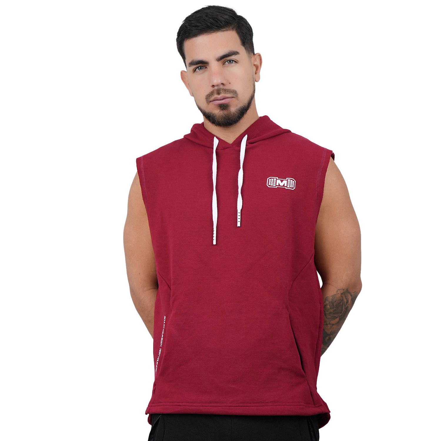 POLERA MANGA CERO MUSCLE MUSEUM COLOR ROJO OSCURO Y BLANCO CON BOLSILLO DELANTERO CON CIERRE PARA HOMBRES - 2