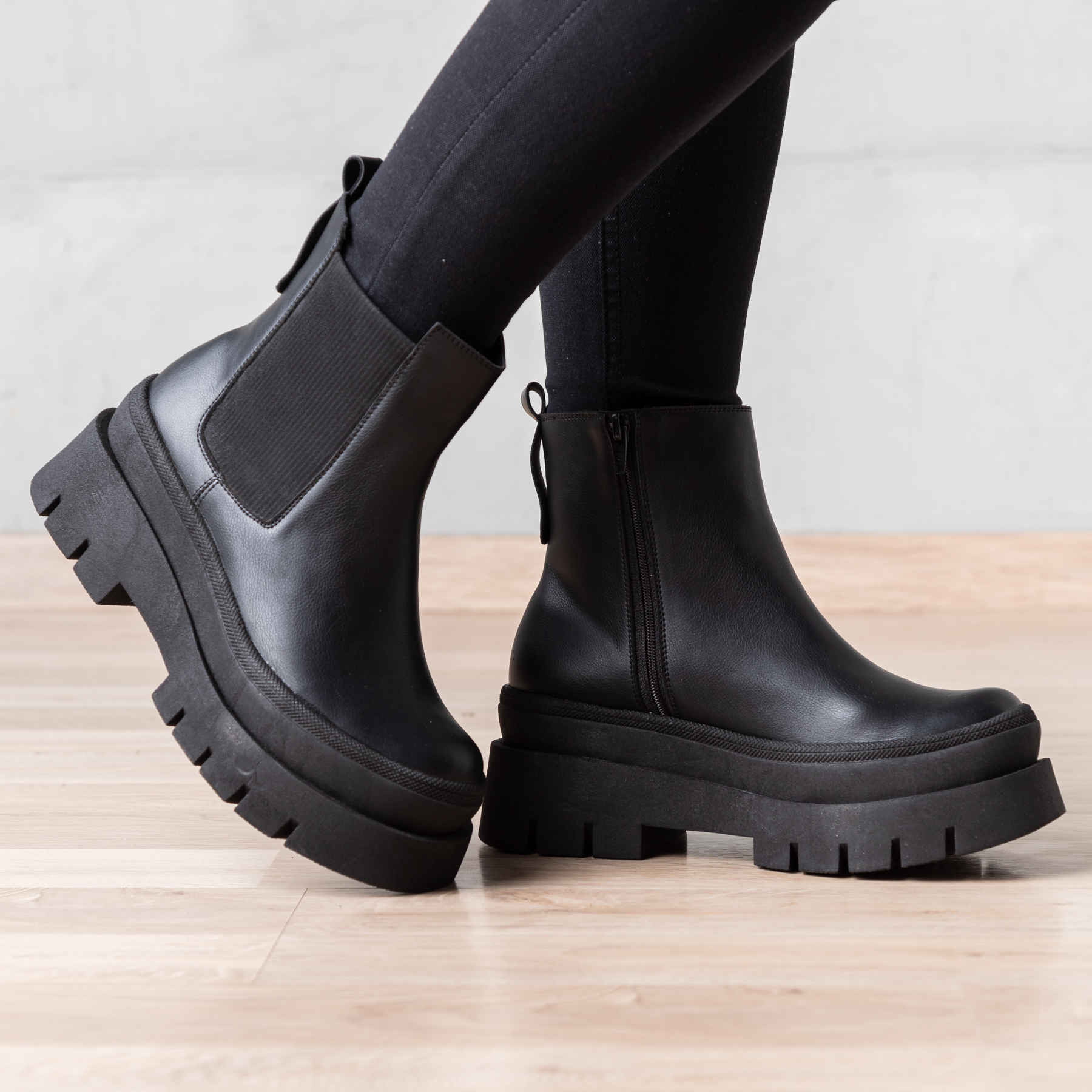Ripley - BOTAS MUJER NÉBULA NEGRO FISHERT