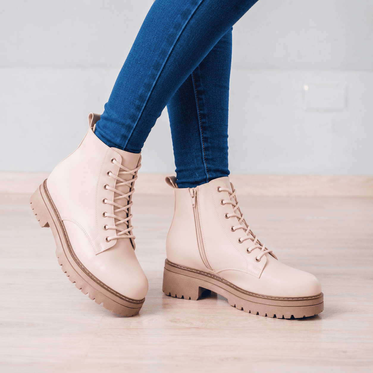 BOTAS MUJER BADO NUDE - 1