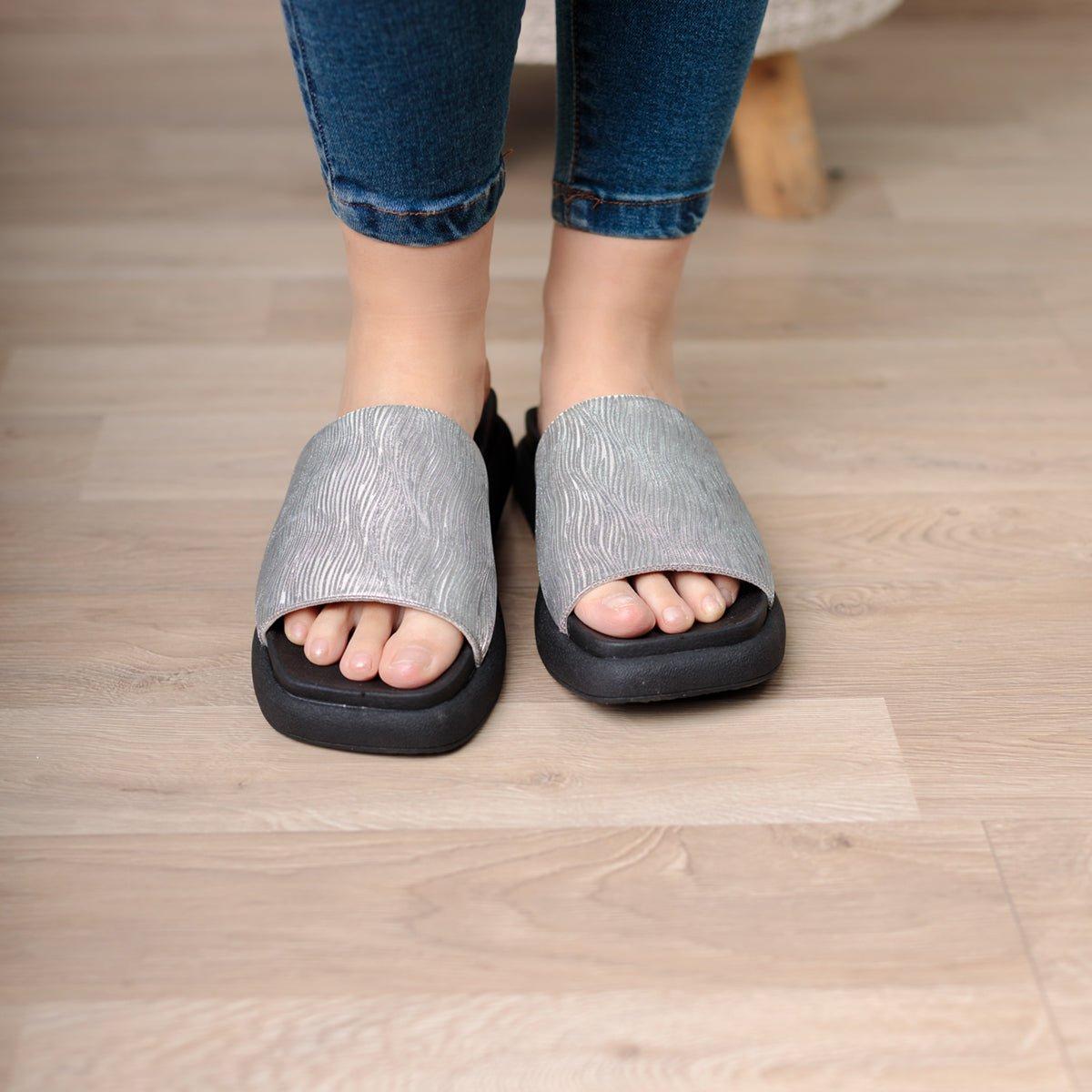 SANDALIAS CASUALES MUJER BOGGHI PLATEADO - 2