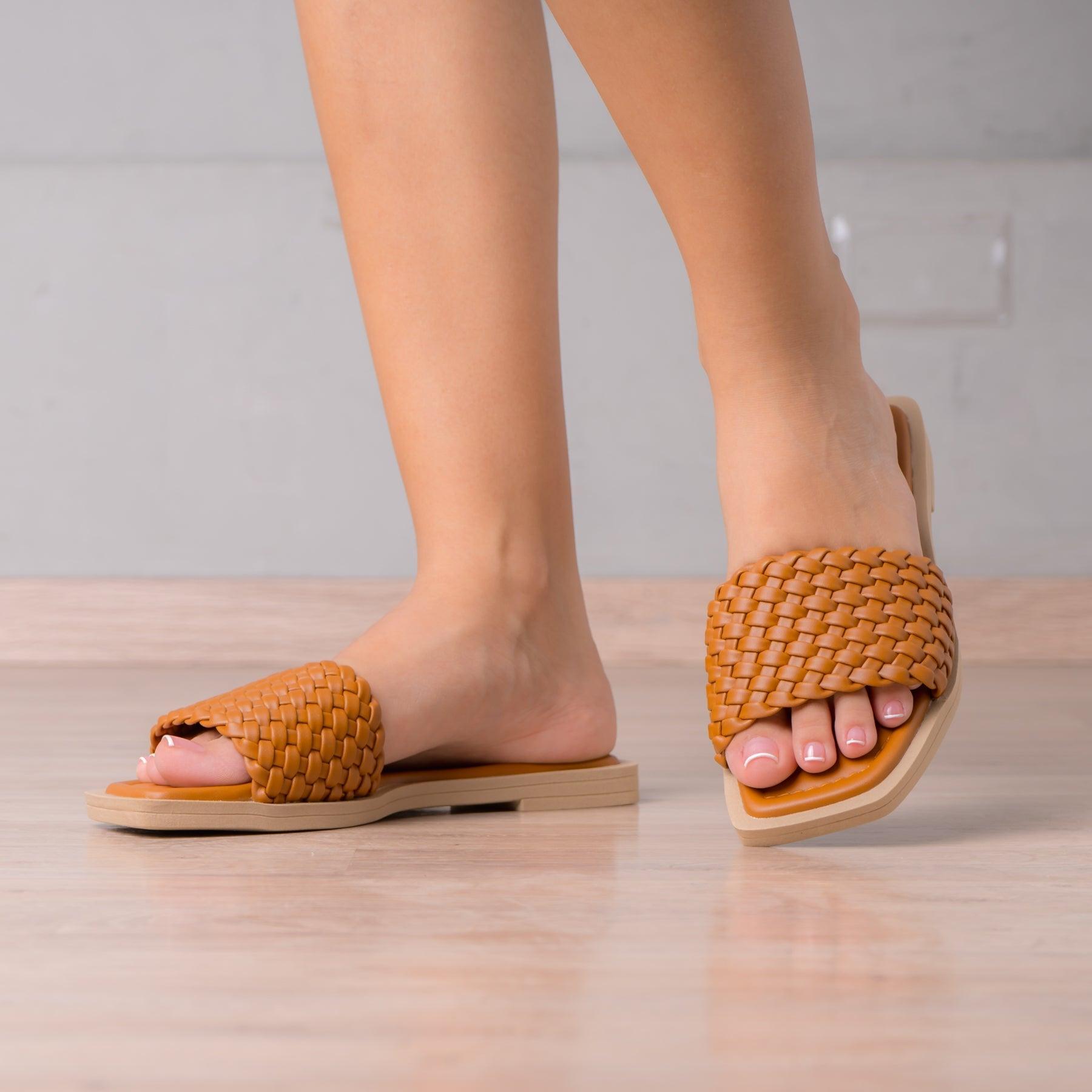 SANDALIAS CASUALES MUJER KALUMI CAMEL - 1