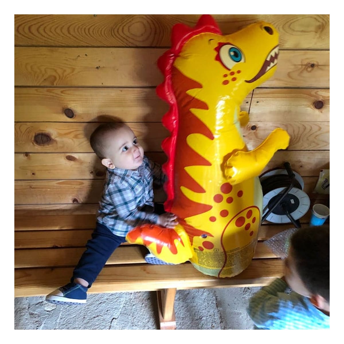 INFLABLE PRACTICO DE DINOSAURIO Y+ENVOLTORIO DE REGALO - 4