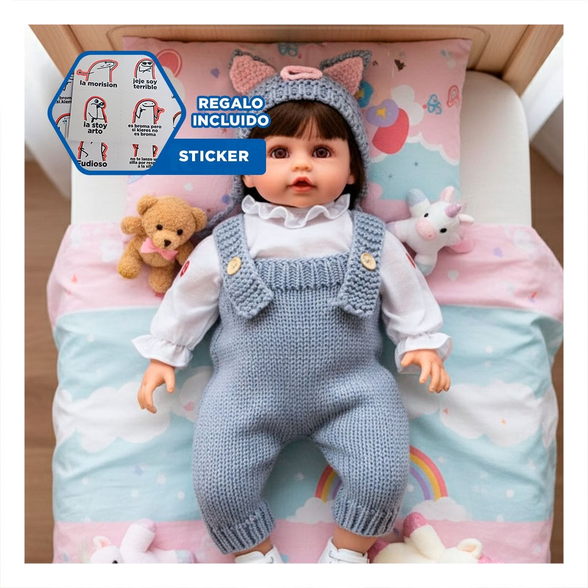 TIERNA COMPANERA YESSY 55CM CELESTE CON OVEROL TEJIDO Y GORRO OREJITAS Y+REGALO STICKER - 1