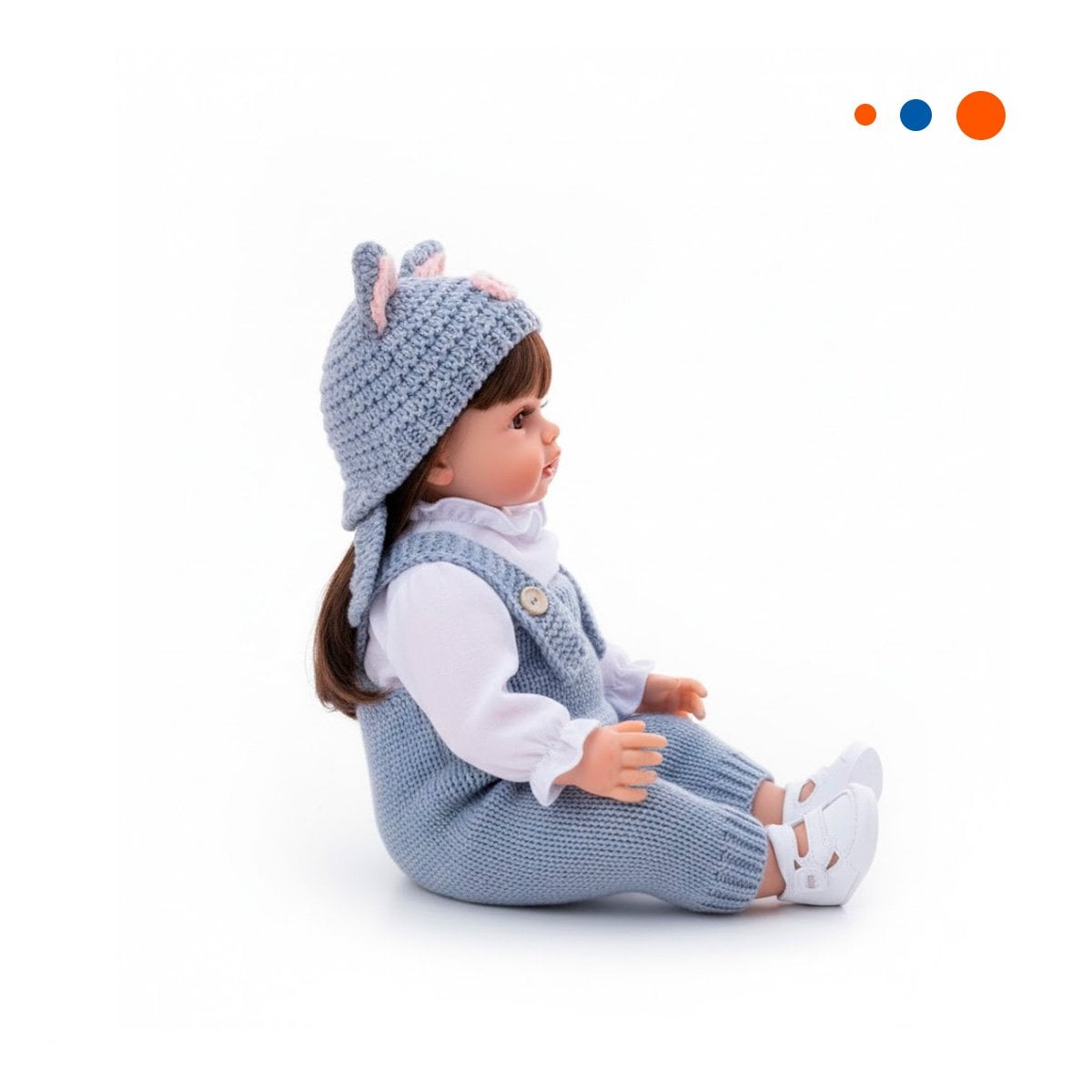 TIERNA COMPANERA YESSY 55CM CELESTE CON OVEROL TEJIDO Y GORRO OREJITAS Y+REGALO STICKER - 3