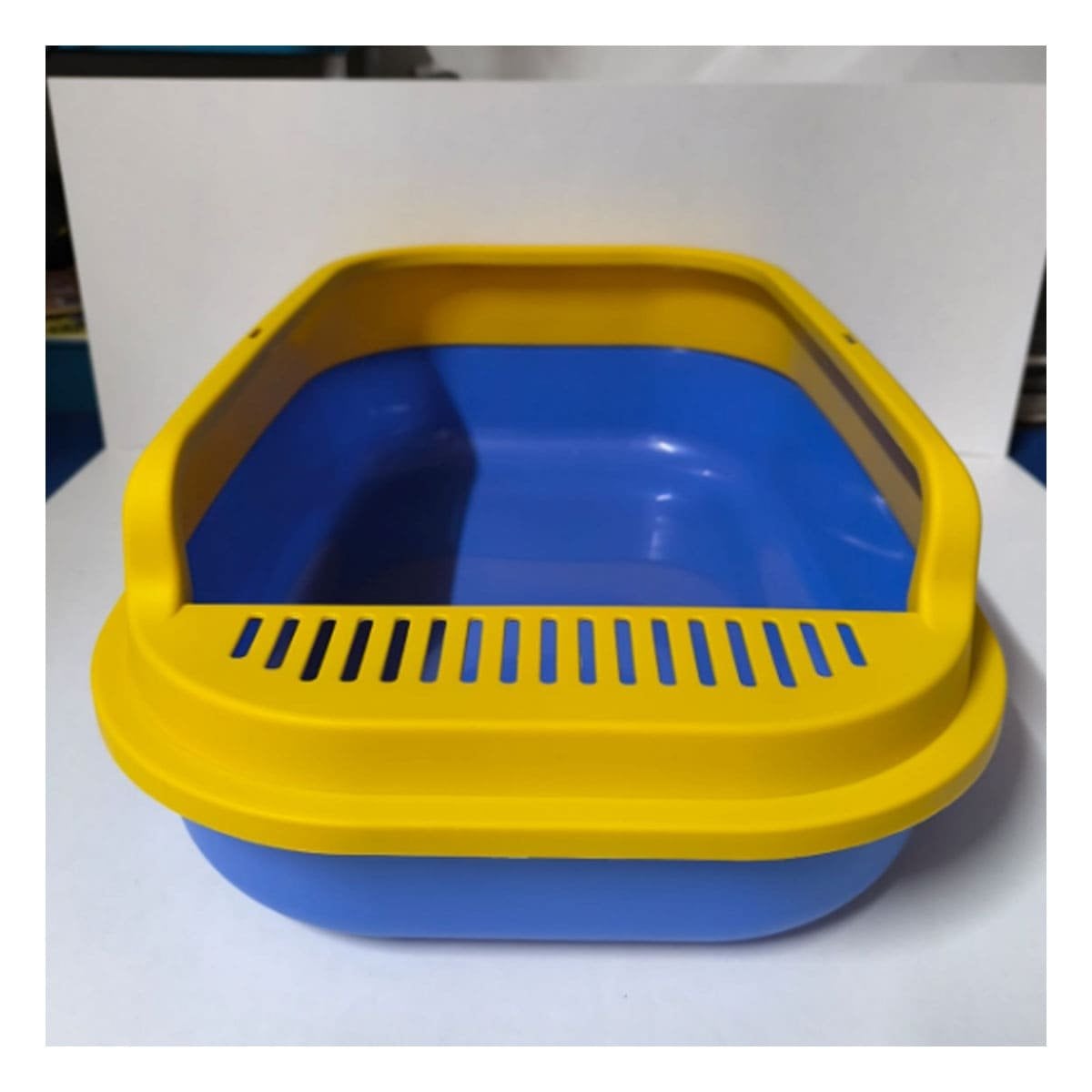 DEPOSITO DE ARENA ABIERTO CON PALA CERNIDORA 51X36,5CM AZUL Y AMARILLO - 2