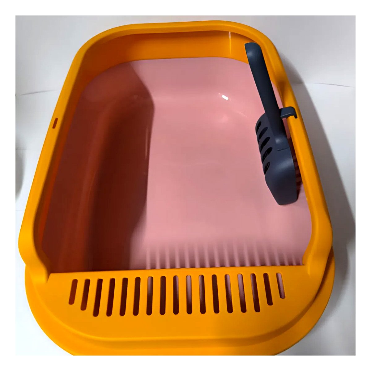 BATEA DE ARENA ABIERTA CON PALA CERNIDORA 51X36,5CM ROSADO Y NARANJA - 1