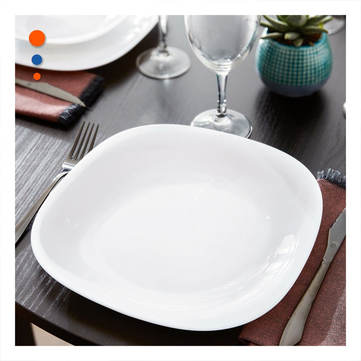 PLATO BLANCO DE MESA CON BORDE CURVO Y ESTILO CUADRADO Y+POST IT - 3