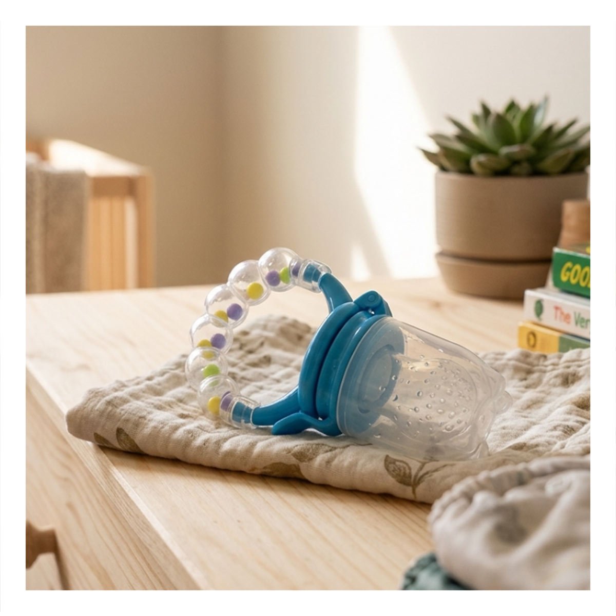 ALIMENTADOR INFANTIL CON SILICONA EN COLOR BLANCO Y BOLITAS DECORATIVAS - 2