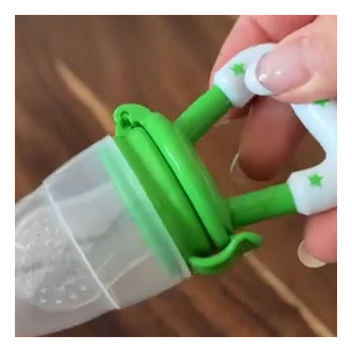 ALIMENTADOR EN COLOR VERDE CON ESTRELLITAS DE SILICONA FLEXIBLE Y+PAPEL REGALO - 2